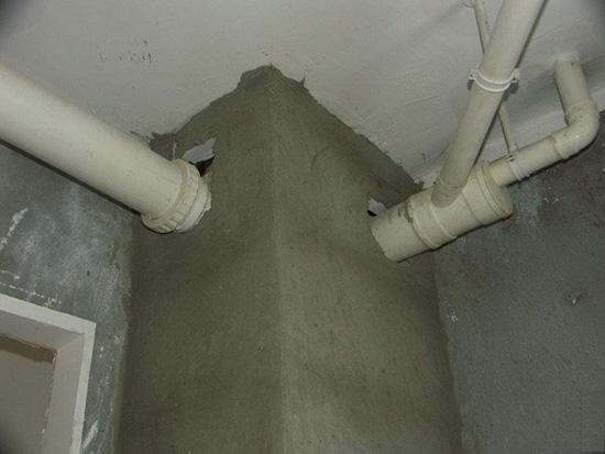 鄰居家的下水管沒有一點水流的聲音，原來是做了包水管！