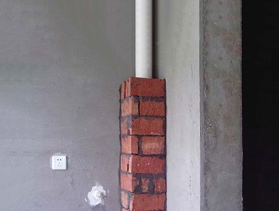 鄰居家的下水管沒有一點水流的聲音，原來是做了包水管！