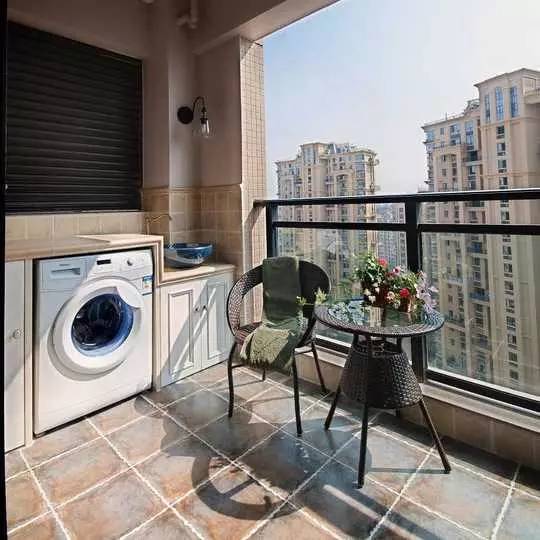 陽臺是貼瓷磚還是刷漆？我家選錯了發(fā)霉好后悔！