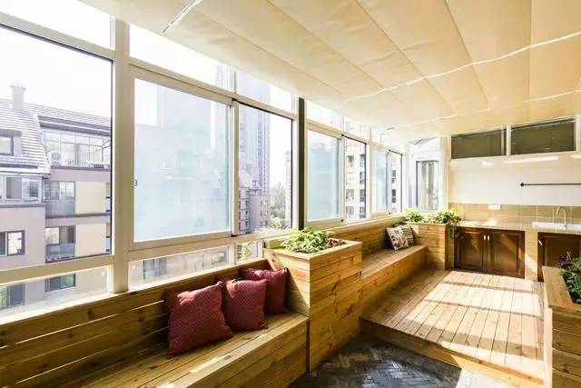 陽臺是貼瓷磚還是刷漆？我家選錯了發(fā)霉好后悔！