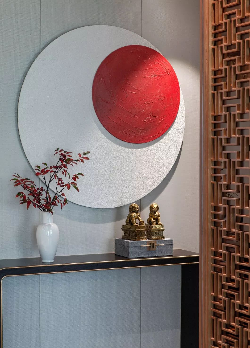 用中國紅打造的新中式之家，把古典與現(xiàn)代糅合在了一起