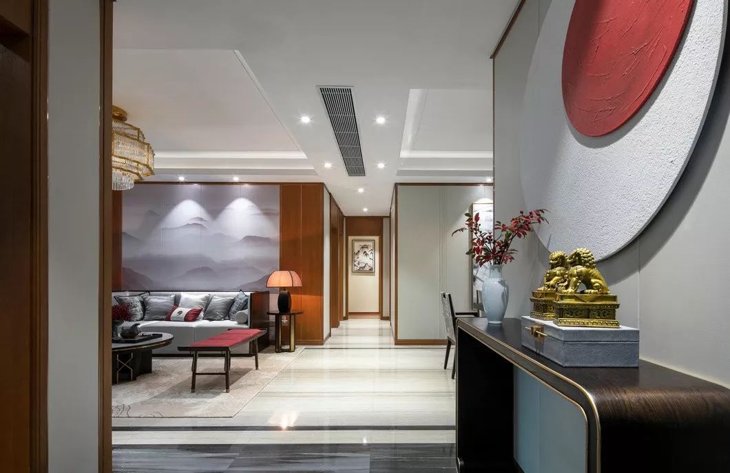 用中國紅打造的新中式之家，把古典與現(xiàn)代糅合在了一起