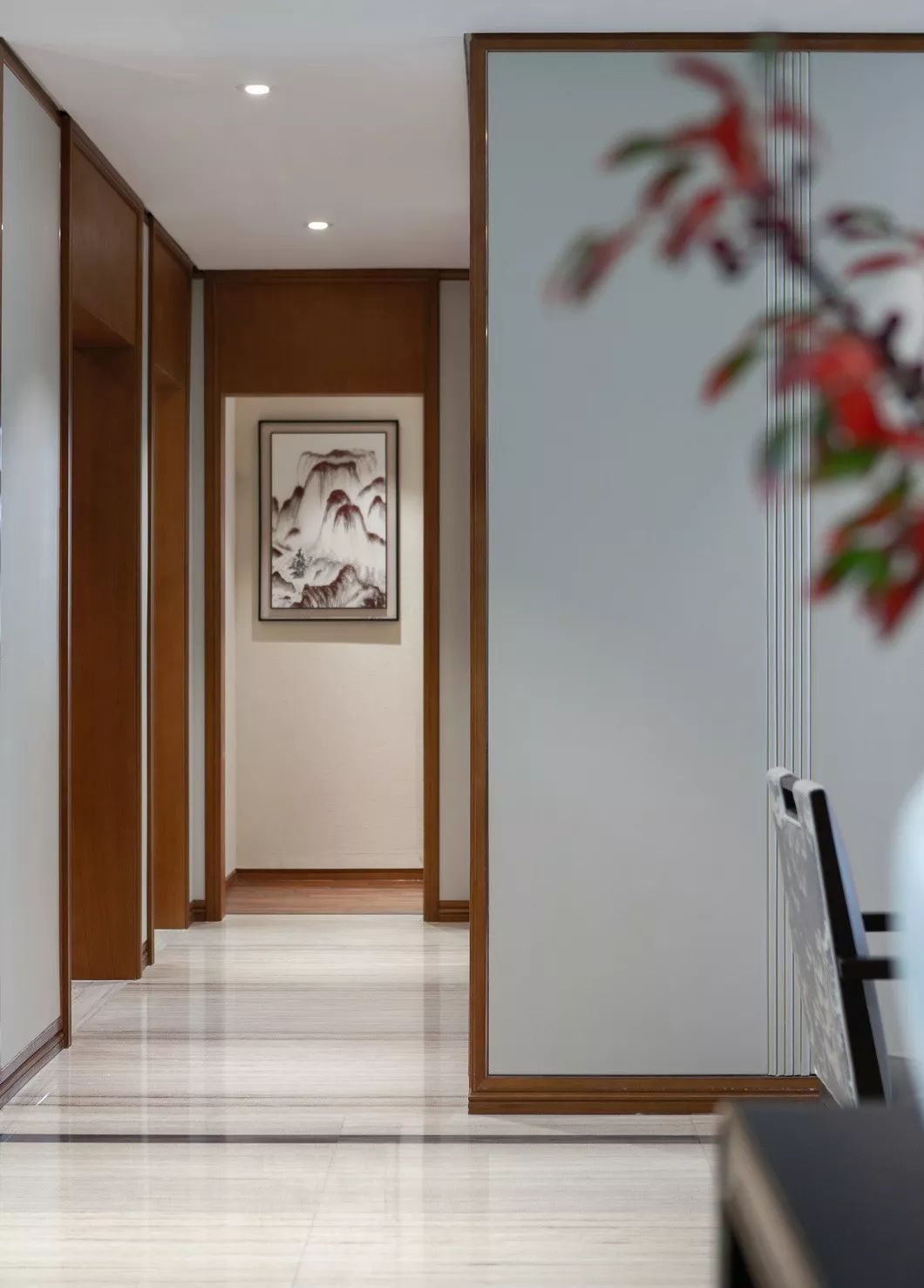 用中國紅打造的新中式之家，把古典與現(xiàn)代糅合在了一起