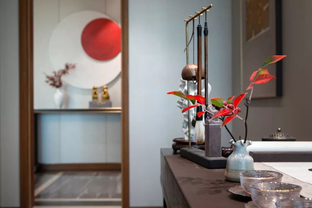 用中國紅打造的新中式之家，把古典與現(xiàn)代糅合在了一起