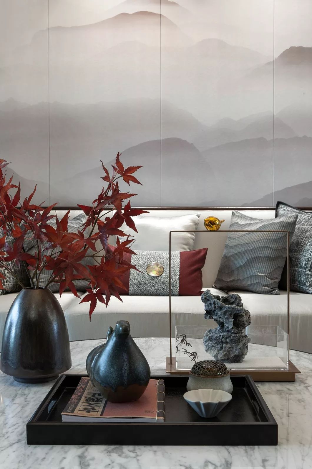 用中國紅打造的新中式之家，把古典與現(xiàn)代糅合在了一起