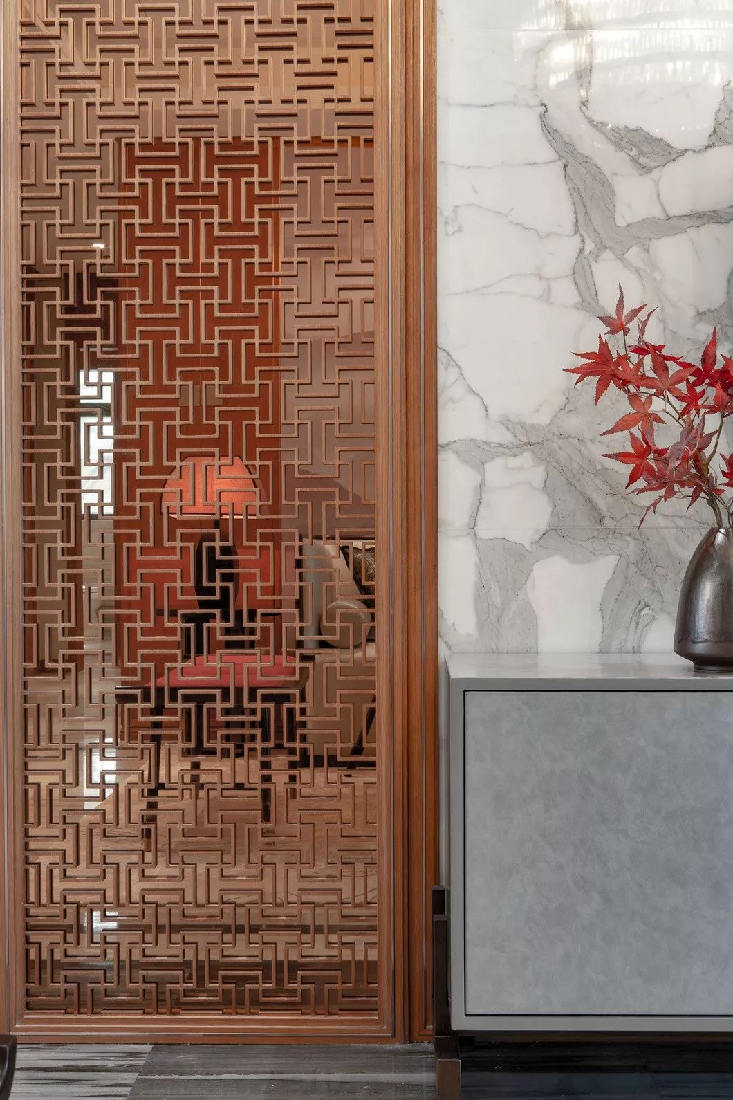 用中國紅打造的新中式之家，把古典與現(xiàn)代糅合在了一起