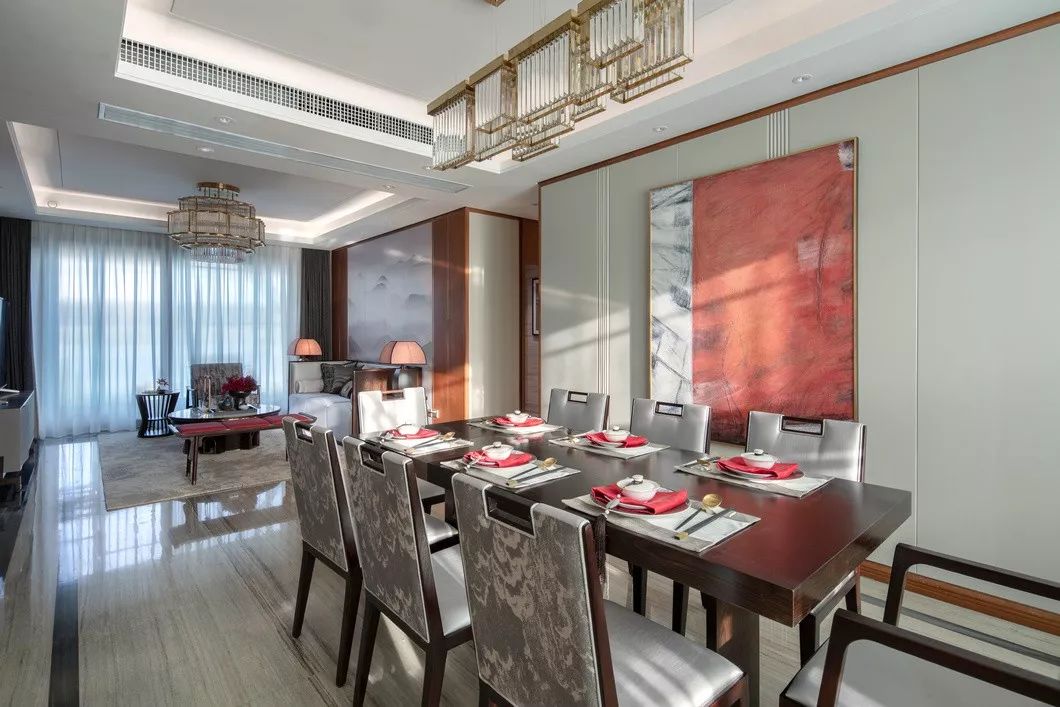 用中國紅打造的新中式之家，把古典與現(xiàn)代糅合在了一起