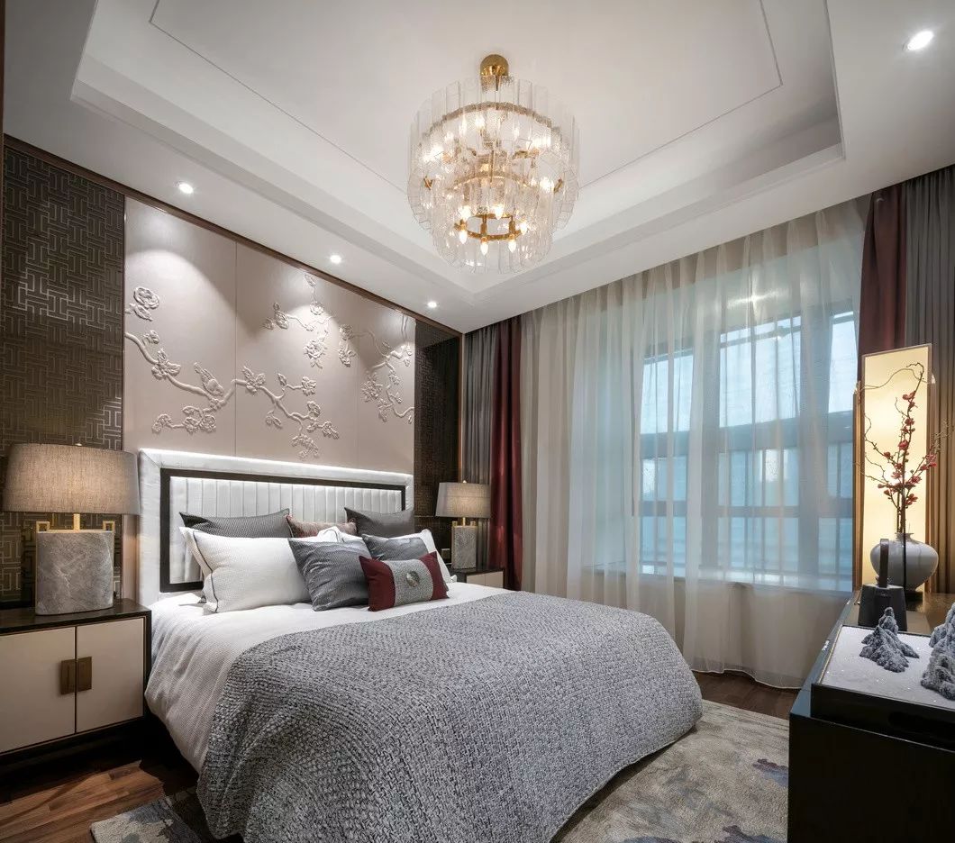 用中國紅打造的新中式之家，把古典與現(xiàn)代糅合在了一起