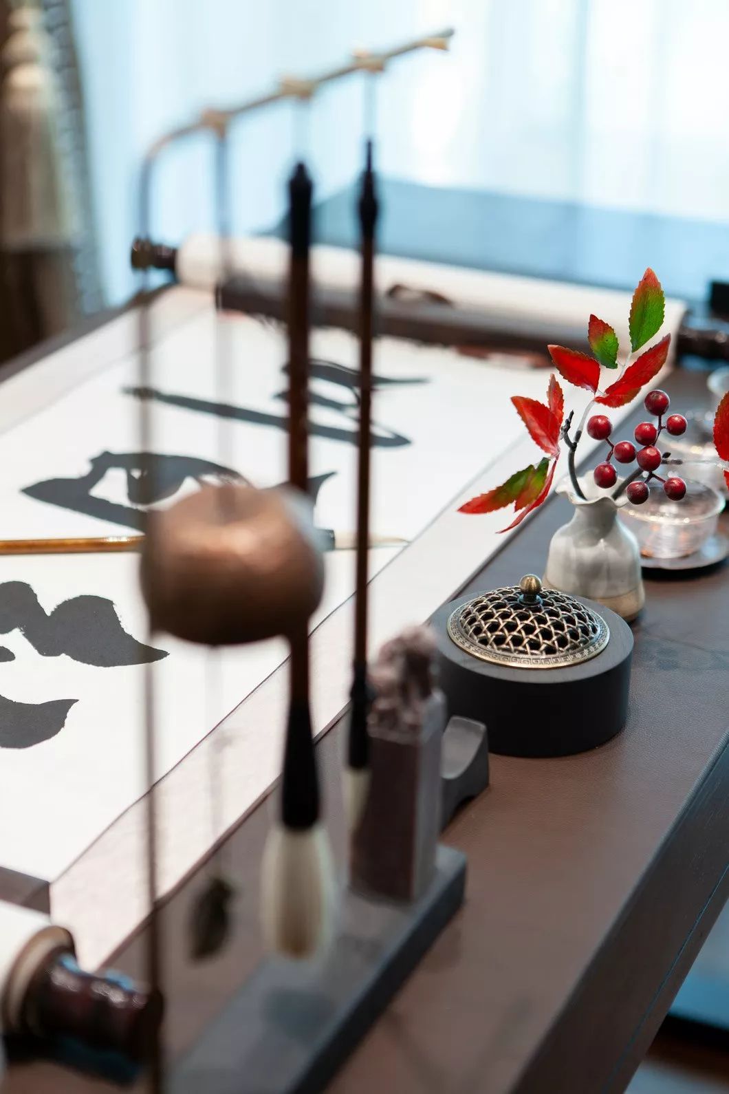 用中國紅打造的新中式之家，把古典與現(xiàn)代糅合在了一起