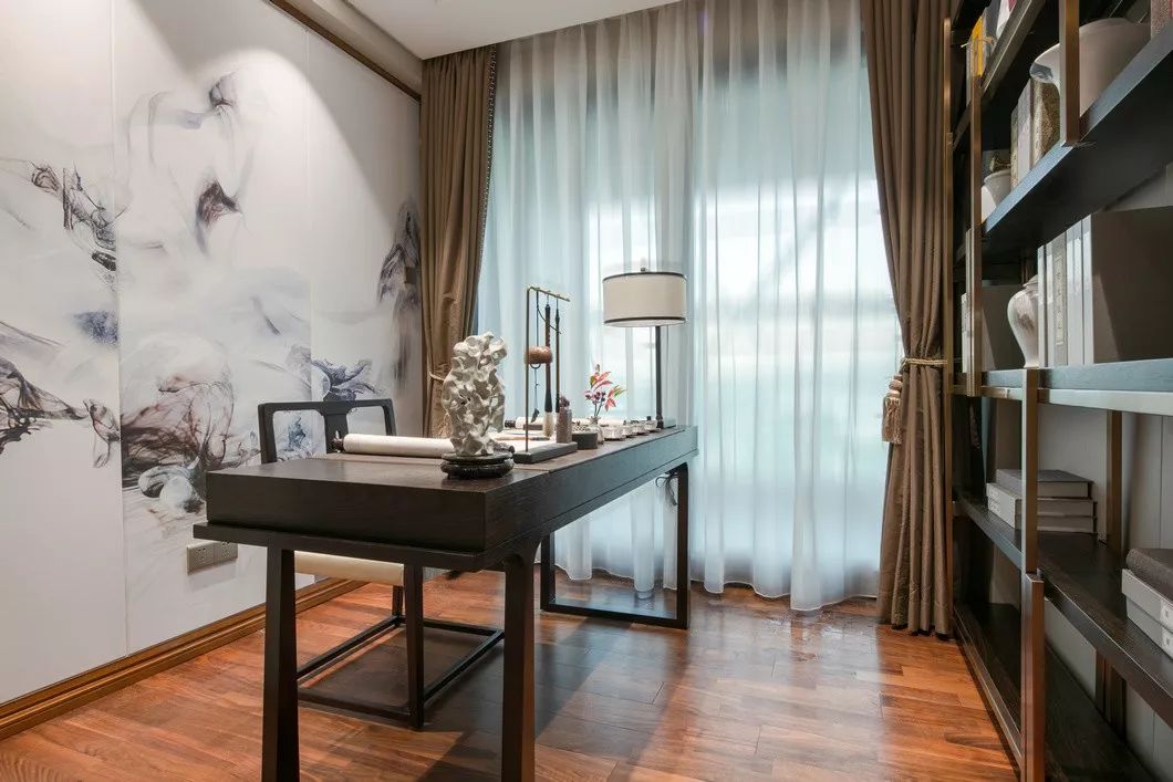 用中國紅打造的新中式之家，把古典與現(xiàn)代糅合在了一起