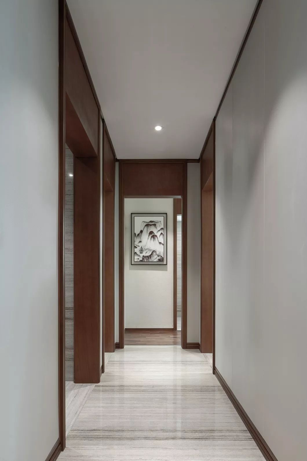 用中國紅打造的新中式之家，把古典與現(xiàn)代糅合在了一起