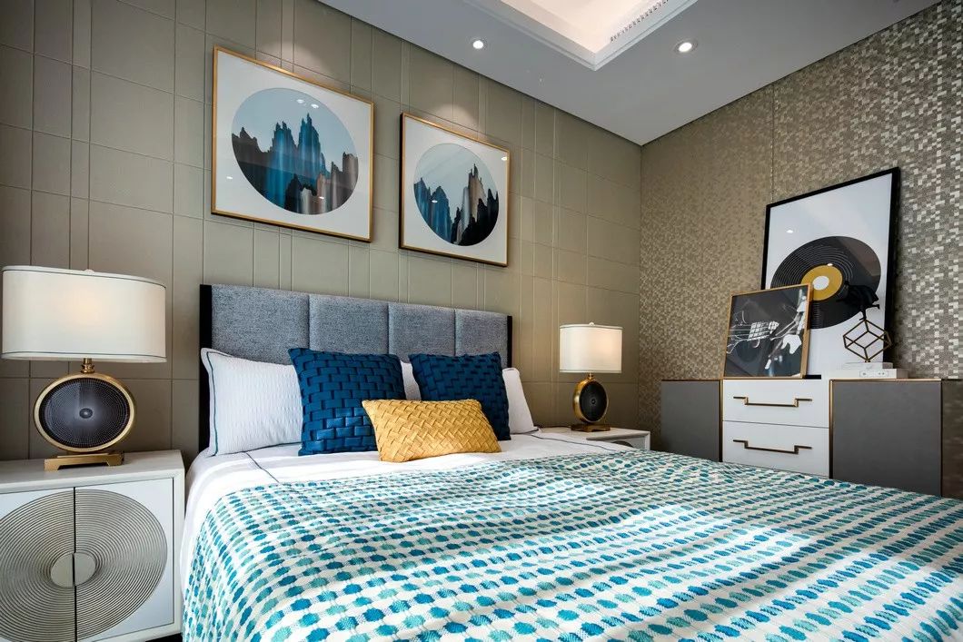 用中國紅打造的新中式之家，把古典與現(xiàn)代糅合在了一起