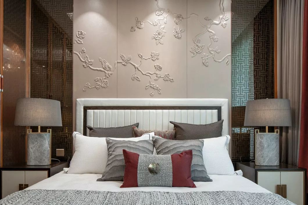 用中國紅打造的新中式之家，把古典與現(xiàn)代糅合在了一起