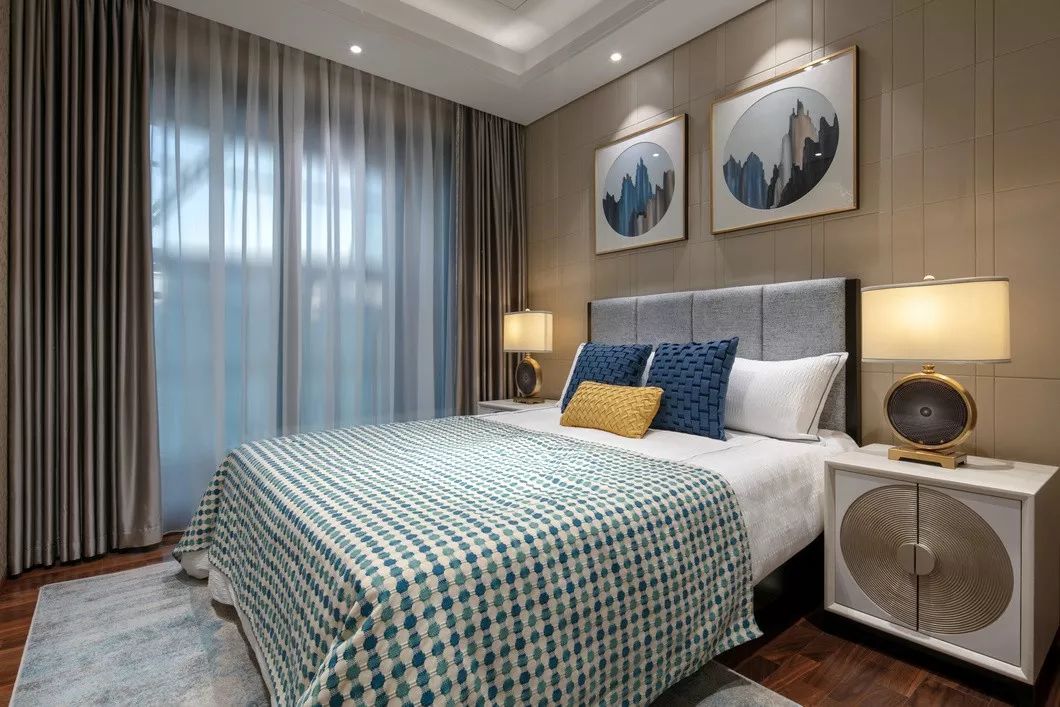 用中國紅打造的新中式之家，把古典與現(xiàn)代糅合在了一起