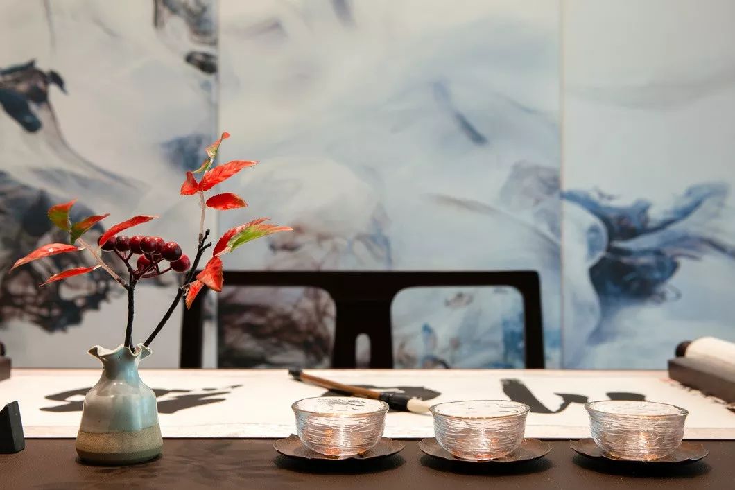 用中國紅打造的新中式之家，把古典與現(xiàn)代糅合在了一起