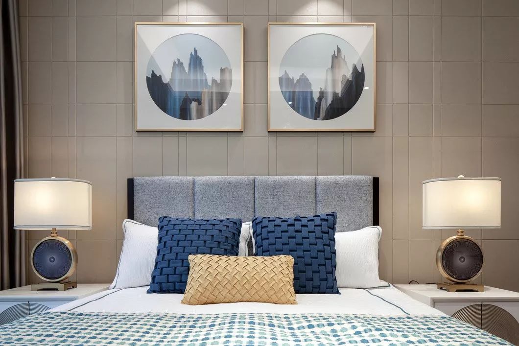 用中國紅打造的新中式之家，把古典與現(xiàn)代糅合在了一起