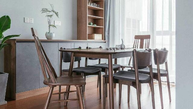 別讓餐桌毀掉家中運(yùn)勢(shì)，這樣擺放離破產(chǎn)就不遠(yuǎn)了！