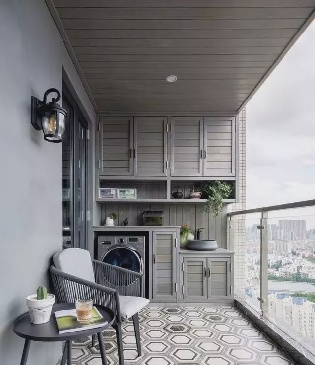 為什么越來越多人在陽臺裝洗衣柜？看完你秒懂