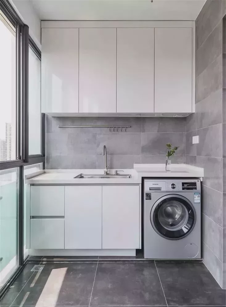 為什么越來越多人在陽臺裝洗衣柜？看完你秒懂