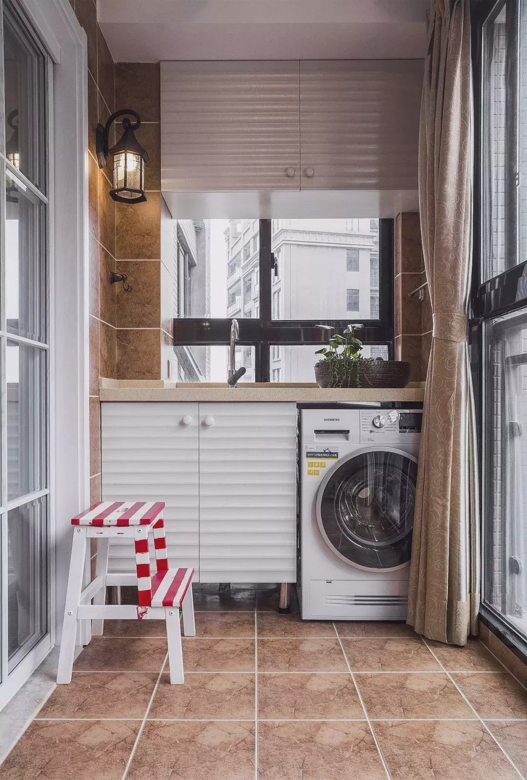 為什么越來越多人在陽臺裝洗衣柜？看完你秒懂