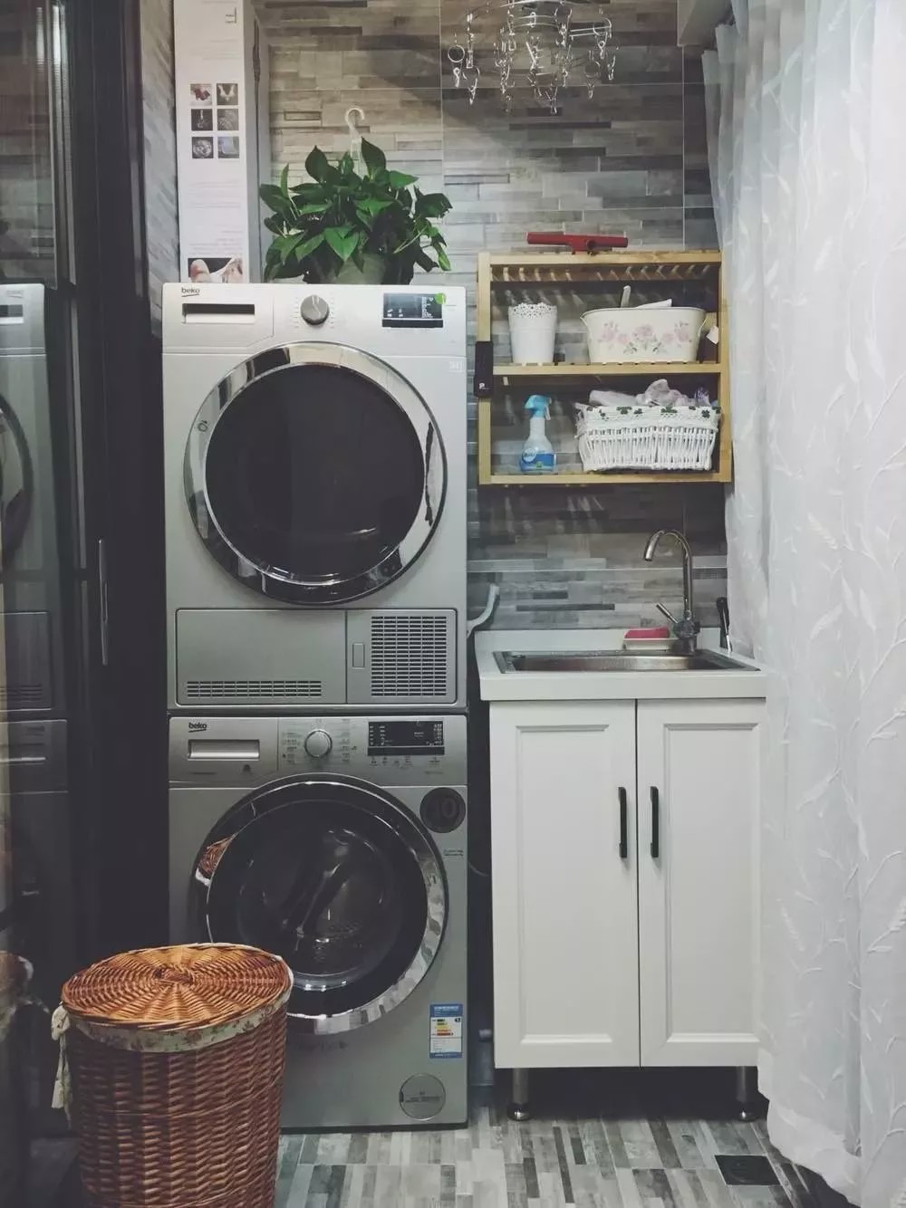 為什么越來越多人在陽臺裝洗衣柜？看完你秒懂