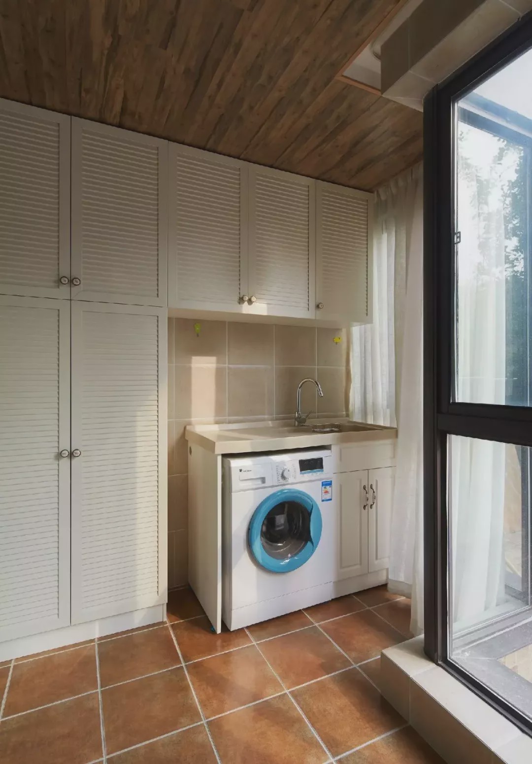 為什么越來越多人在陽臺裝洗衣柜？看完你秒懂