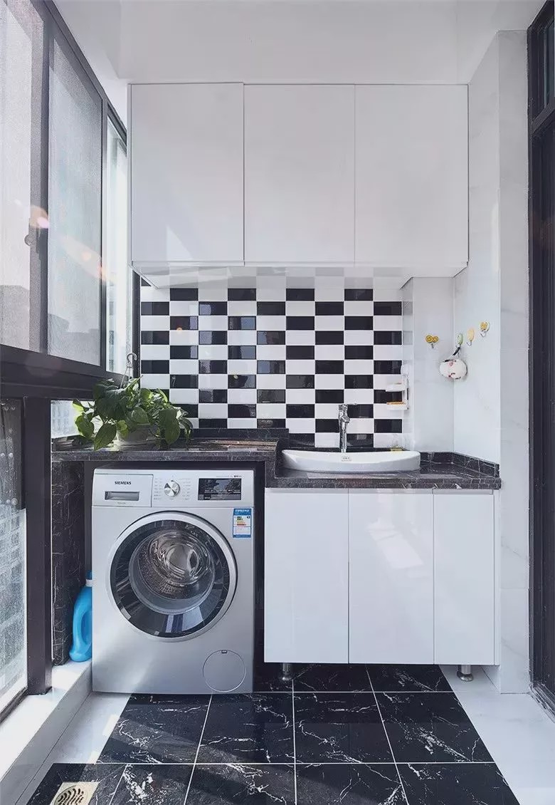 為什么越來越多人在陽臺裝洗衣柜？看完你秒懂