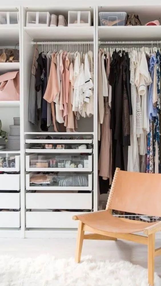 &nbsp; 臥室面積稍大的也可以設計成“L形”衣帽間，容量更大。而且房間內(nèi)側的柜子可以打造“頂柜+矮柜”組合，主人能夠在臺面上擺放首飾、包包、化妝品，還可以做一些衣物整理的家務活。