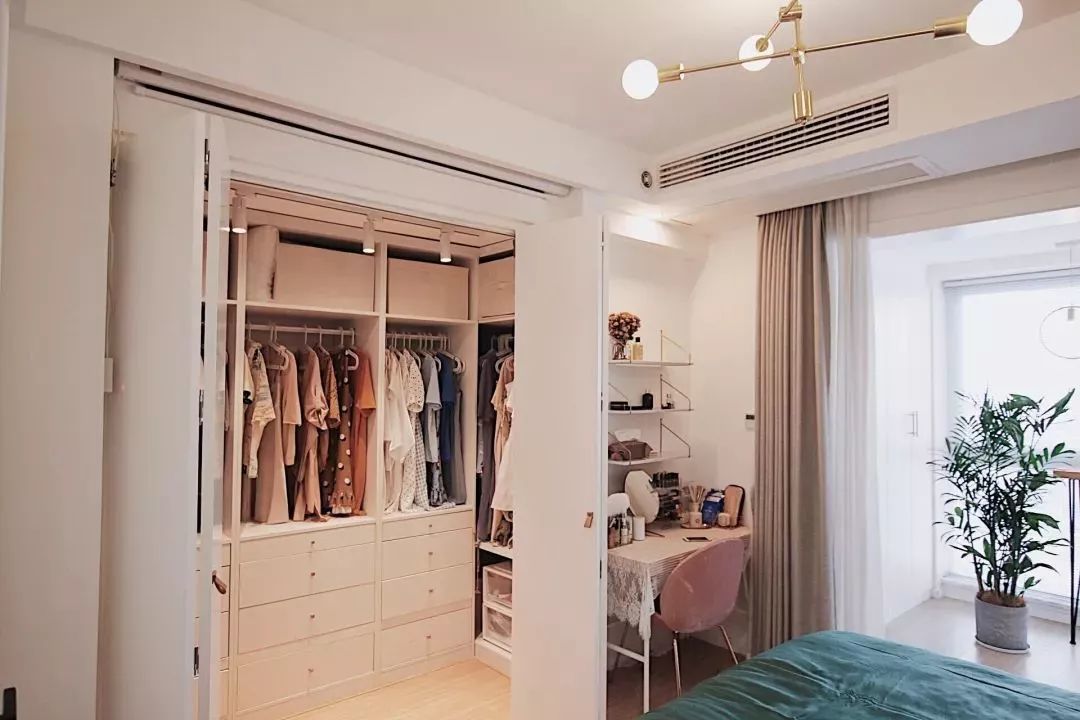 &nbsp; 如果臥室不大，我們找到房間一角，利用“L形”布局和床頭，拼出一個三角區(qū)域，臥室衣帽間就誕生了。