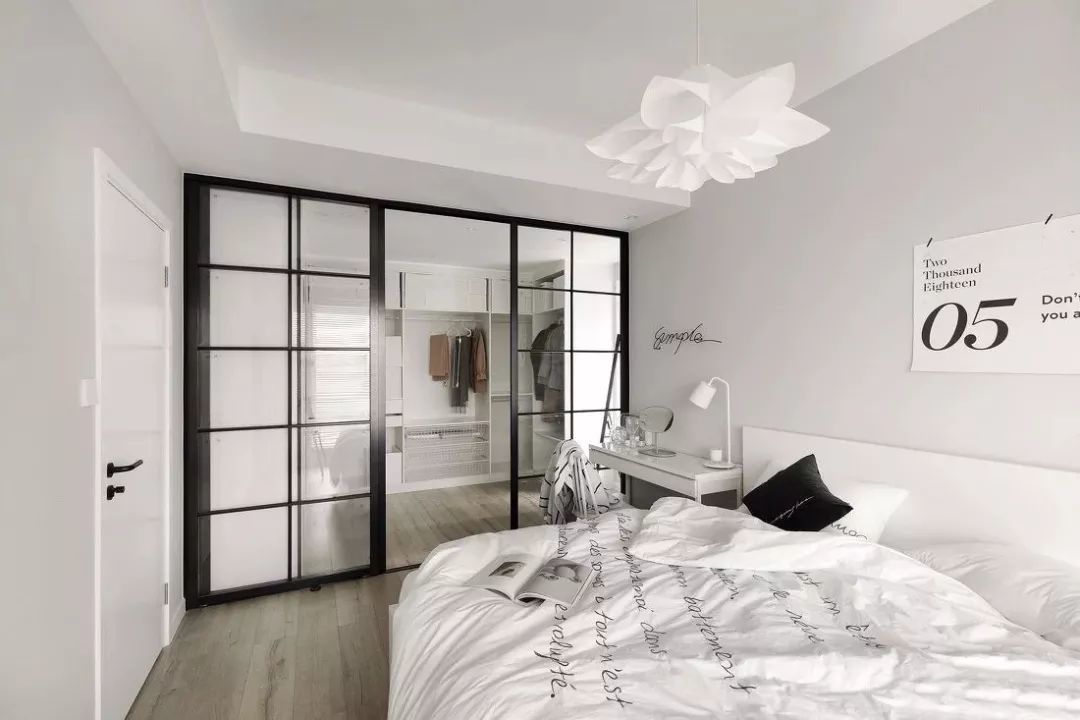 &nbsp; 利用鏡面拉門不僅省去放鏡子的空間，而且會有放大空間的效果，視覺上寬敞了不少。