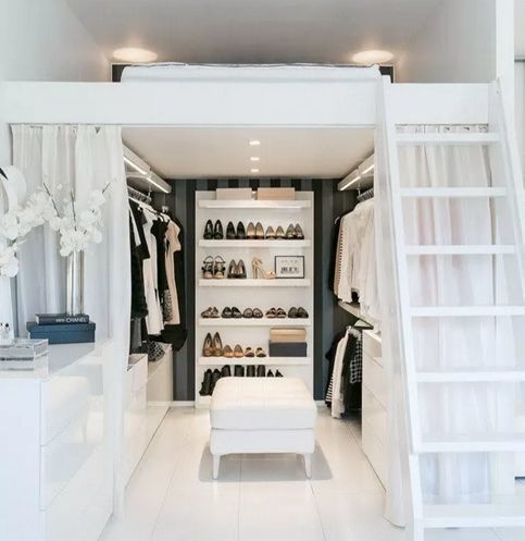 &nbsp; 對于小LOFT來說，樓梯下斜斜的空間一般用作儲藏室太過可惜，它可是絕佳的改造位置。稍微用點小心思，就能擁有一個別有洞天的衣帽間哦！