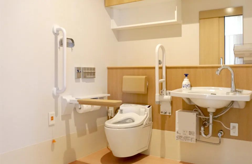 洗手臺下也保留了足夠空間，避免膝蓋碰到